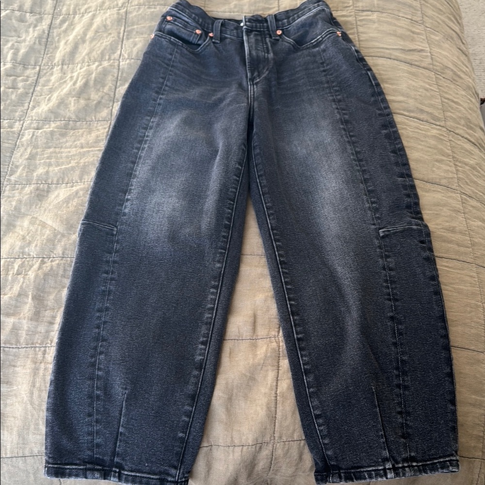 Women's Cropped Jeans in Black